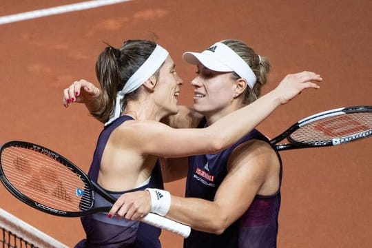 Angelique Kerber (r) und Andrea Petkovic nehmen sich nach dem Spiel in den Arm.