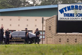 Schüsse an der Wynbrooke-Grundschule in Georgia: Polizisten sichern den Tatort nachdem ein zehn Kinder durch Schrotkugeln verletzt wurden.