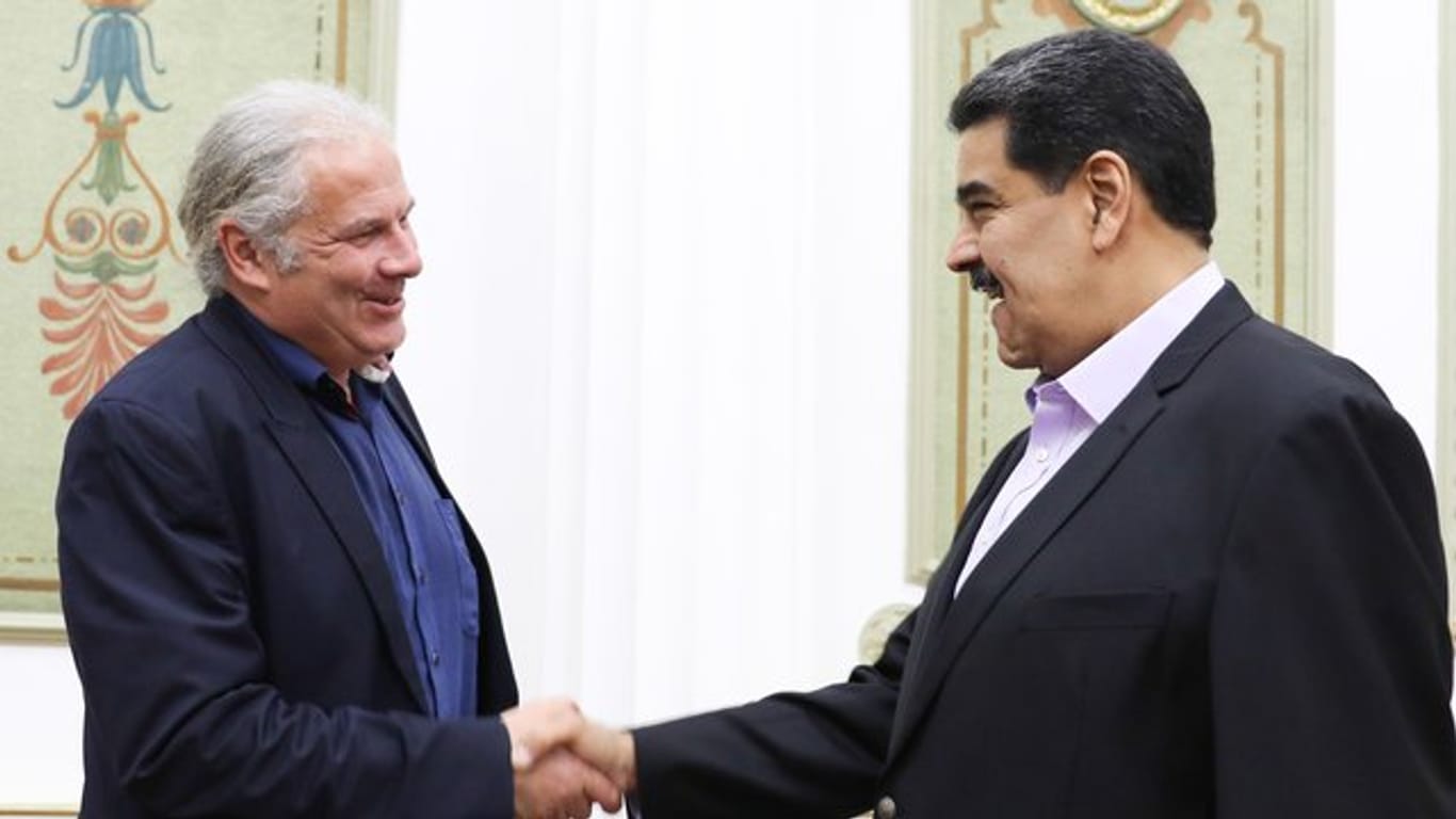 Andrej Hunko (L) zusammen mit Nicolas Maduro in Caracas.
