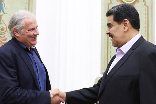 Andrej Hunko (L) zusammen mit Nicolas Maduro in Caracas.