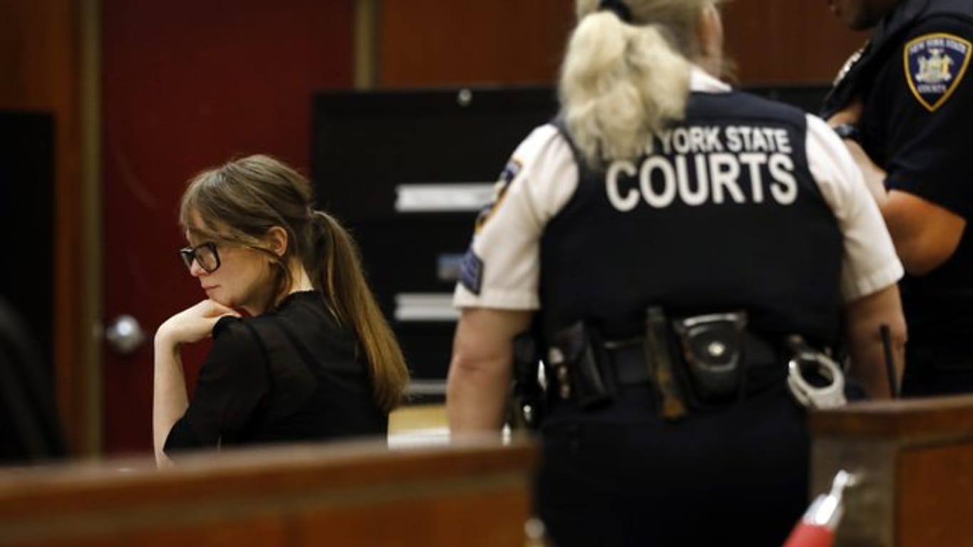 Anna Sorokin kurz vor der Verkündung des Urteils im Gerichtssaal in New York.