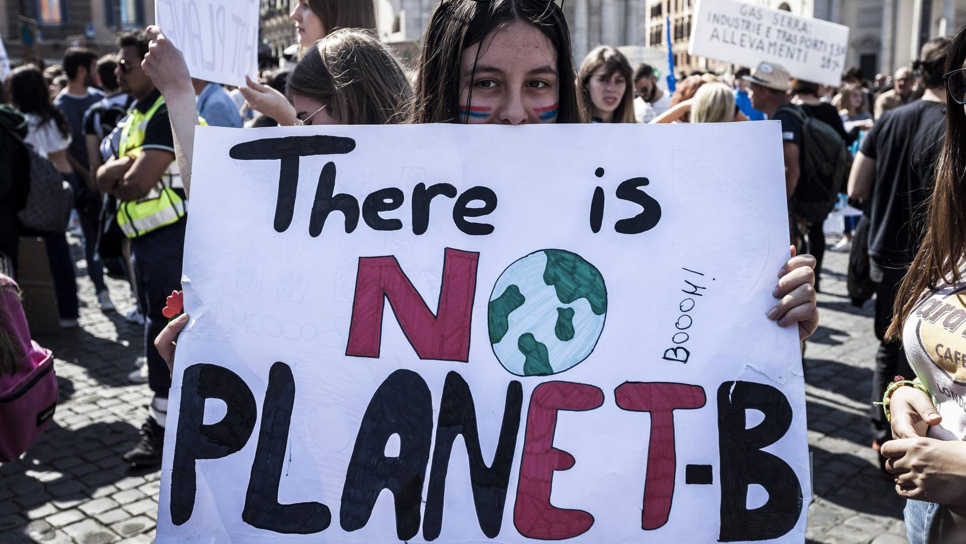 "Fridays-for-Future"-Demonstrantin in Rom: Eine regionale Gruppe der Klima-Bewegung in Schleswig-Holstein hat nun konkrete Forderungen formuliert.