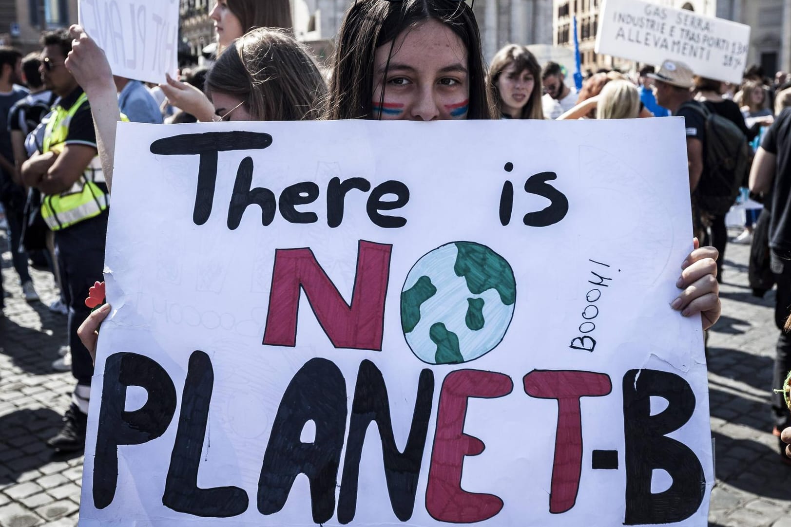 "Fridays-for-Future"-Demonstrantin in Rom: Eine regionale Gruppe der Klima-Bewegung in Schleswig-Holstein hat nun konkrete Forderungen formuliert.