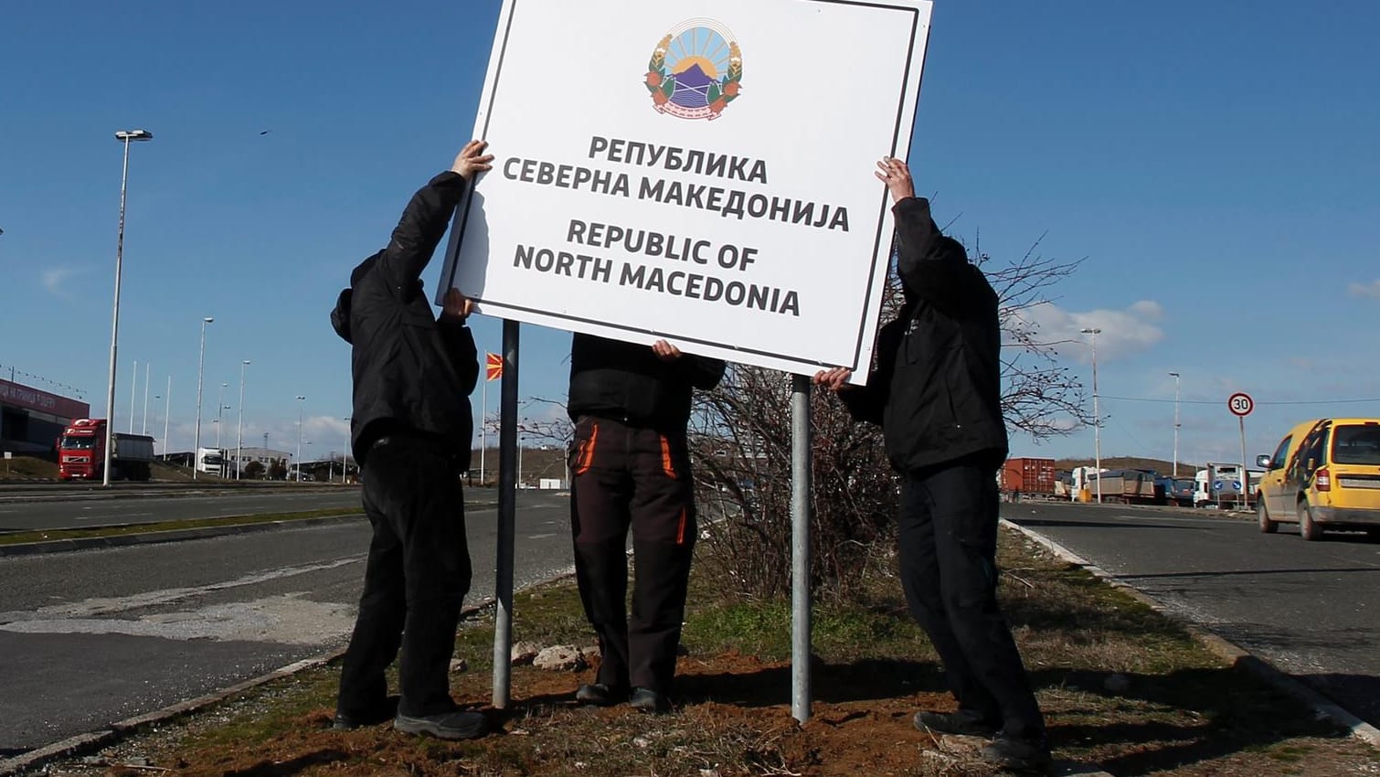 Namensstreit beigelegt: Arbeiter installieren ein neues Straßenschild mit dem Namen der Republik Nordmazedonien an der Grenze zu Griechenland.