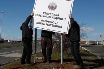 Namensstreit beigelegt: Arbeiter installieren ein neues Straßenschild mit dem Namen der Republik Nordmazedonien an der Grenze zu Griechenland.