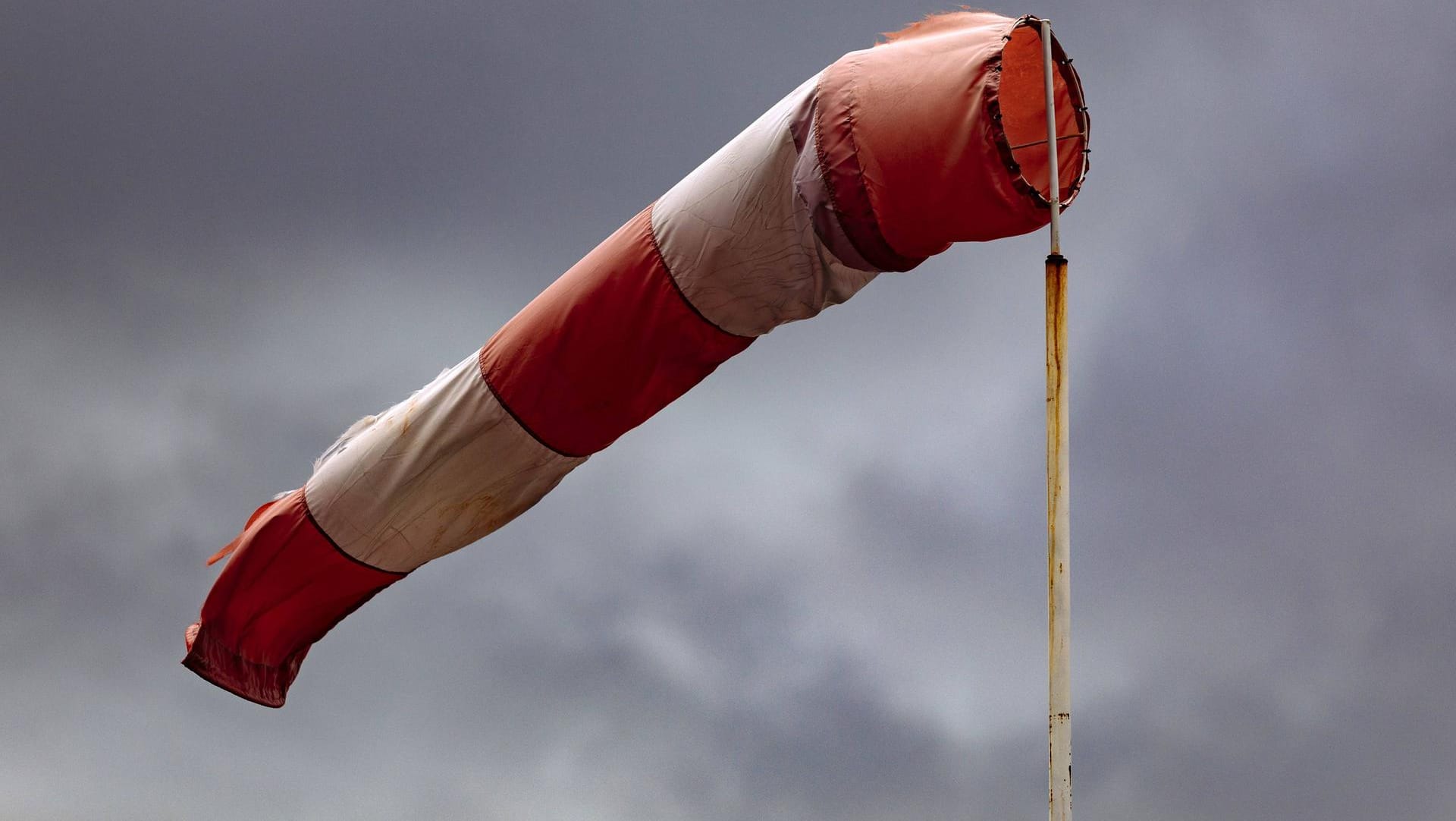 Windhose vor grauem Himmel: In Hessen hat ein unachtsamer Jogger ein schweres Unglück auf einem Flugplatz verursacht. (Symbolfoto)