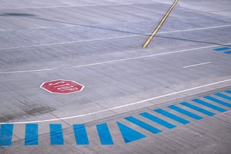 Ein Stoppschild ist auf dem Vorfeld eines Flughafens.