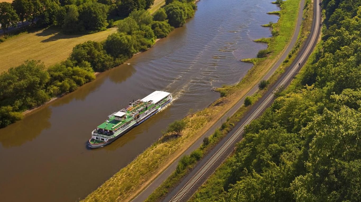 Eine Fahrt auf der Weser: Ein Schiffer hat in dem Fluss eine Leiche gefunden. Handelt es sich um einen vermissten Spargelstecher? (Symbolfoto)