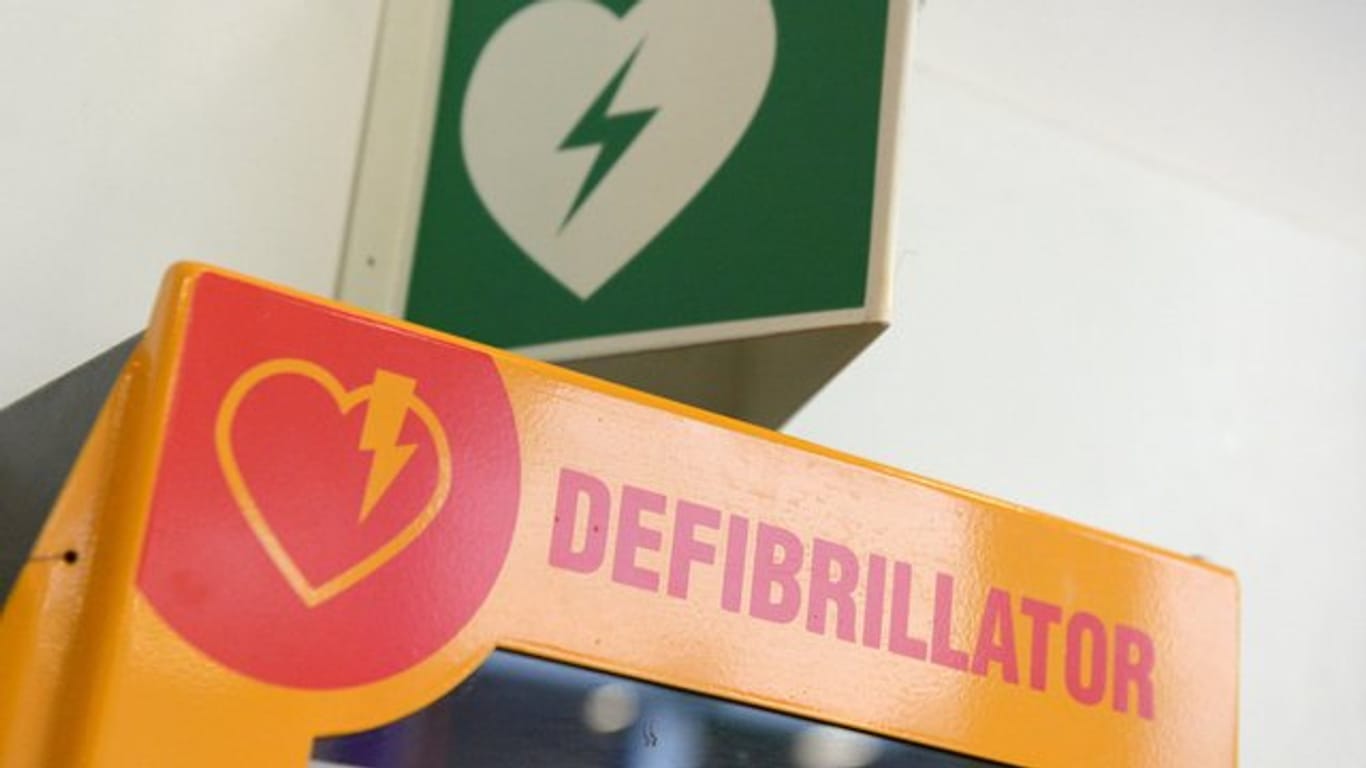 Defibrillatoren wie diesen gibt es zum Beispiel an Flughäfen.