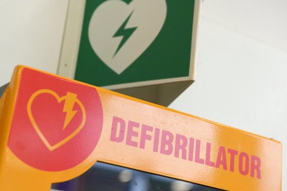 Defibrillatoren wie diesen gibt es zum Beispiel an Flughäfen.