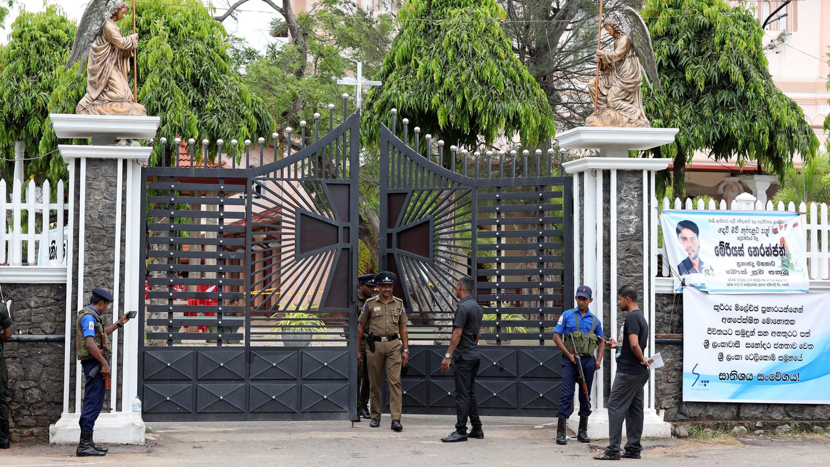 Polizisten und Soldaten bewachen die St. Sebastian's Church in Negombo: Laut sri-lankischen Behörden drohen nun auch Anschläge auf Sufi-Moscheen.