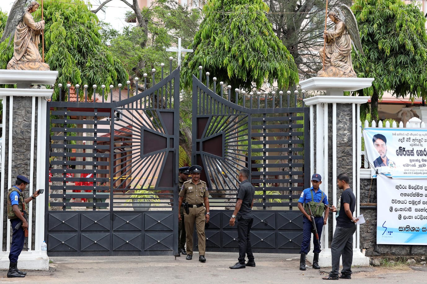 Polizisten und Soldaten bewachen die St. Sebastian's Church in Negombo: Laut sri-lankischen Behörden drohen nun auch Anschläge auf Sufi-Moscheen.