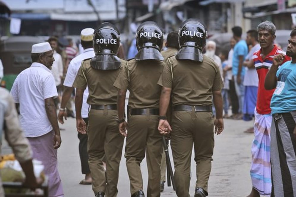 Polizisten patrouillieren in einer muslimischen Nachbarschaft von Colombo, bevor die Freitagsgebete abgehalten werden.