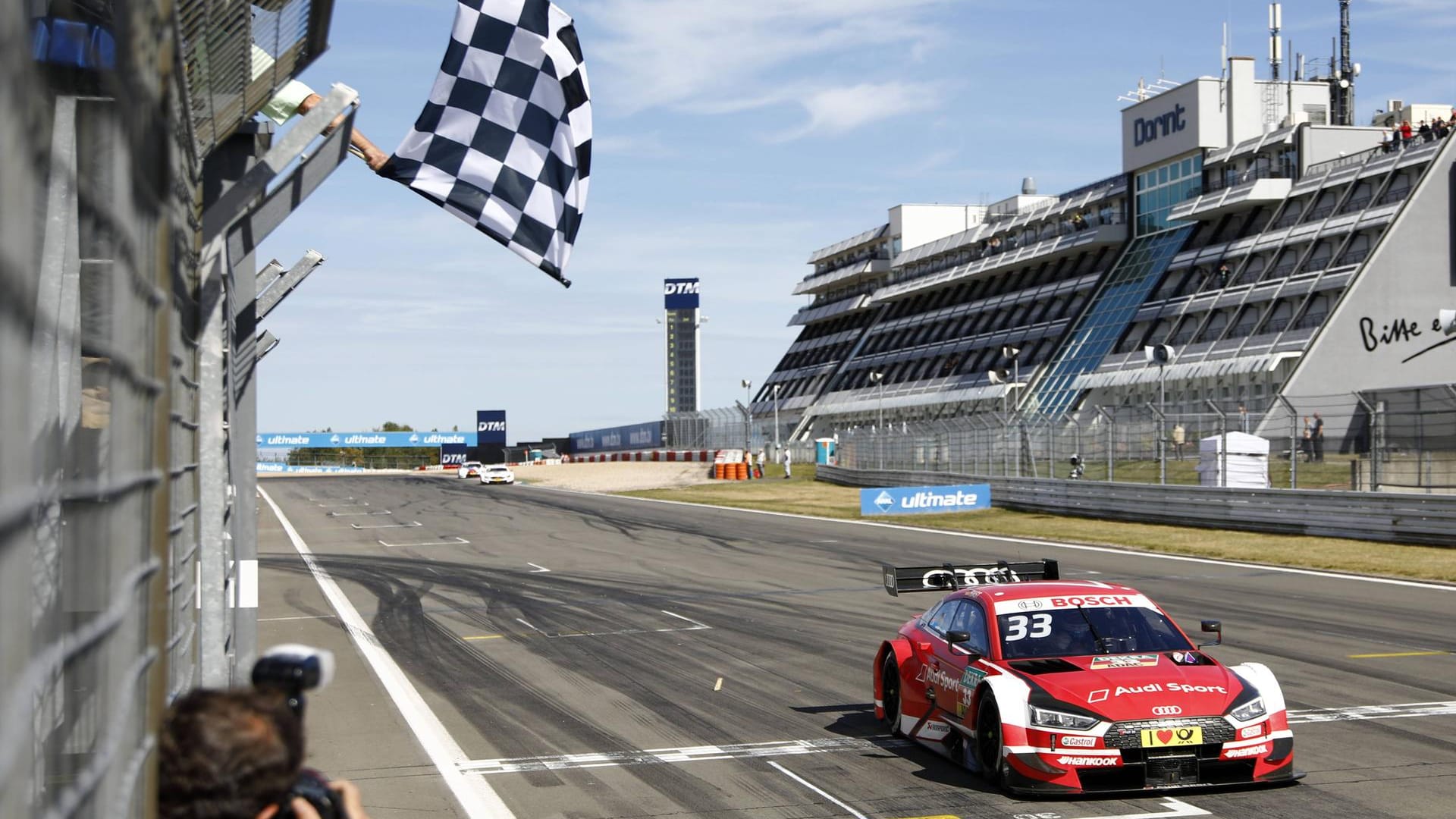 Nürburgring: Auf der berühmten Rennstrecke können auch Eheversprechen ausgesprochen werden.