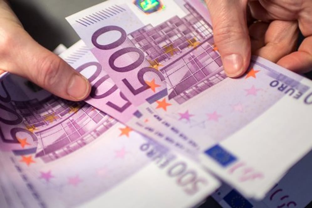 Nach dem Ausgabestopp bleiben die lilafarbenen 500-Euro-Banknoten unbegrenzt umtauschbar.