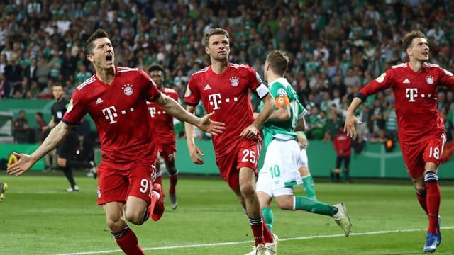 Thomas Müller (M) feiert mit Elfmeterschütze Robert Lewandowski (l) das 3:2 in Bremen. Thomas Müller (M) feiert mit Elfmeterschütze Robert Lewandowski (l) das 3:2 in Bremen.