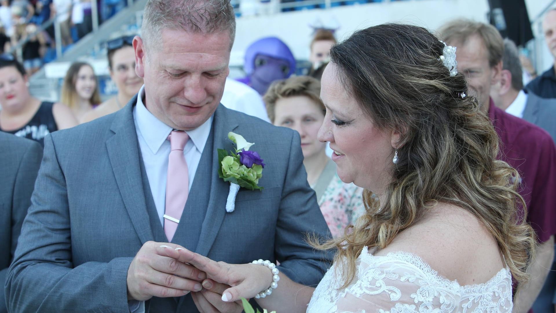 Hochzeit vor dem Spiel: Auch im Fußballstadion können sich Frau und Mann unter bestimmten Umständen trauen lassen.