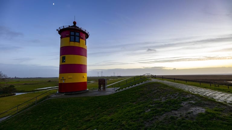 Pilsumer Leuchtturm: Wenn die Sicht gut ist, können das frisch getraute Paar nach Norderney schauen.