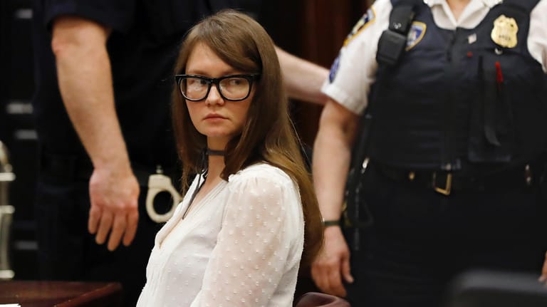 Prozess gegen Anna Sorokin: Ein New Yorker Gericht erklärte sie für schuldig. Ihre Opfer hat sie um über 200.000 Dollar gebracht. Das Leben in Saus und Braus endet auf dem vorzeitigen Höhepunkt.