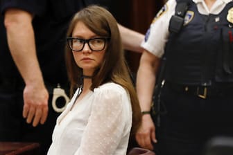Prozess gegen Anna Sorokin: Ein New Yorker Gericht erklärte sie für schuldig. Ihre Opfer hat sie um über 200.000 Dollar gebracht. Das Leben in Saus und Braus endet auf dem vorzeitigen Höhepunkt.