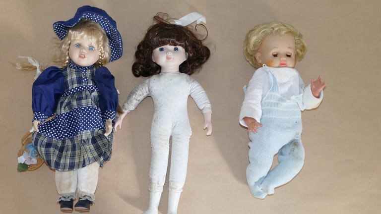 Drei Puppen: Die Polizei Soest hat nun aufgeklärt, warum teils "verstörende" Puppen in einem Wald gefunden wurden.