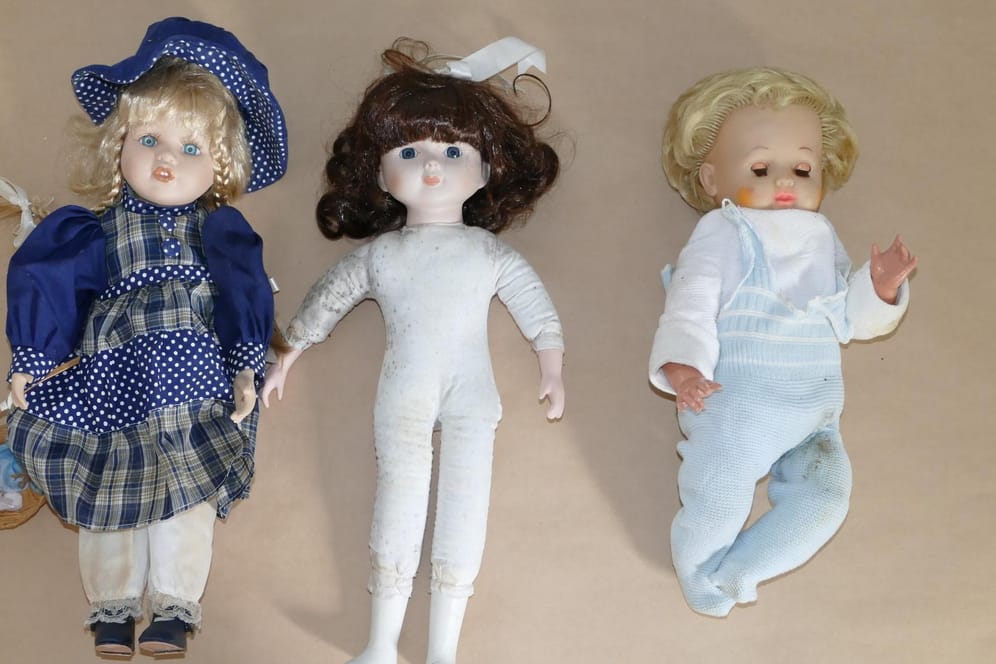 Drei Puppen: Die Polizei Soest hat nun aufgeklärt, warum teils "verstörende" Puppen in einem Wald gefunden wurden.