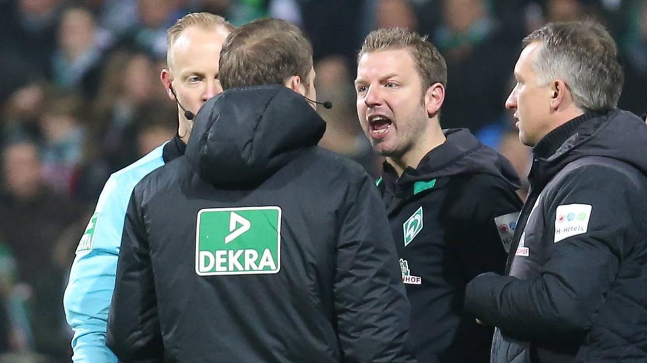 Trainer Florian Kohfeldt (3. v.l.) ist außer sich und beschwert sich beim 4. Offiziellen (Bild vom 26.1.2019 beim Spiel gegen Eintracht Frankfurt). Trainer Florian Kohfeldt (3. v.l.) ist außer sich und beschwert sich beim 4. Offiziellen (Bild vom 26.1.2019 beim Spiel gegen Eintracht Frankfurt).
