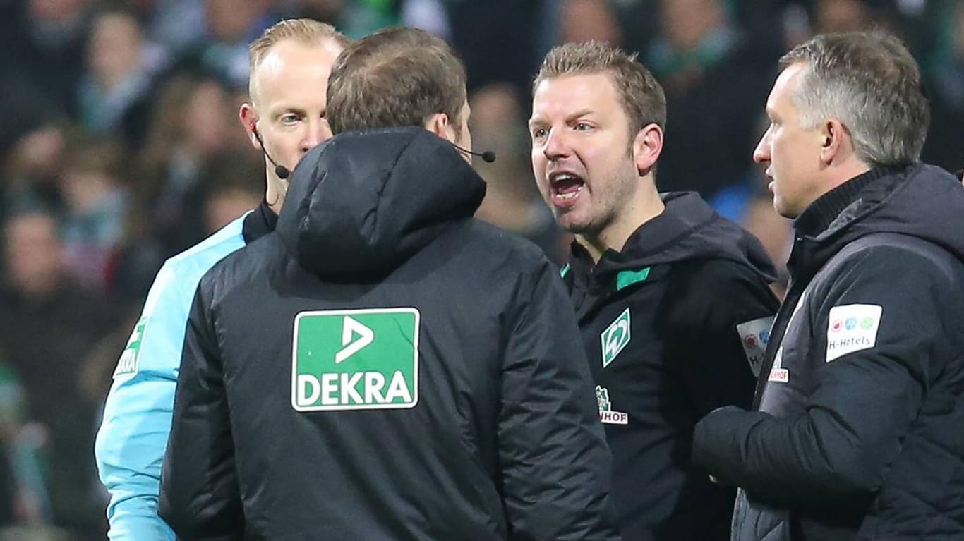 Trainer Florian Kohfeldt (3. v.l.) ist außer sich und beschwert sich beim 4. Offiziellen (Bild vom 26.1.2019 beim Spiel gegen Eintracht Frankfurt).