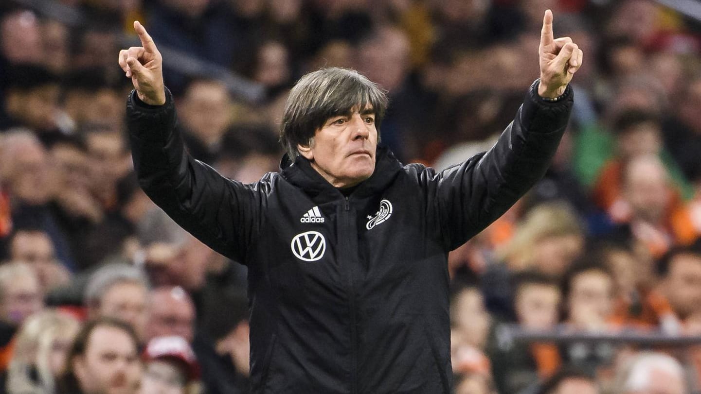 Dirigiert seine Mannschaft diesmal ins Ausland: Bundestrainer Jogi Löw. Dirigiert seine Mannschaft diesmal ins Ausland: Bundestrainer Jogi Löw.