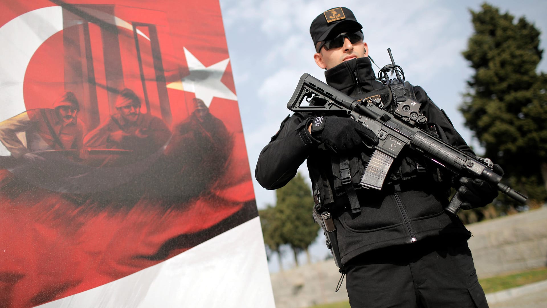 Türkischer Polizist: 115 Haftbefehle wurden sofort vollstreckt, nach 95 Personen wird noch gesucht. (Symbolfoto)