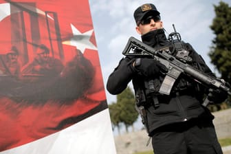 Türkischer Polizist: 115 Haftbefehle wurden sofort vollstreckt, nach 95 Personen wird noch gesucht. (Symbolfoto)