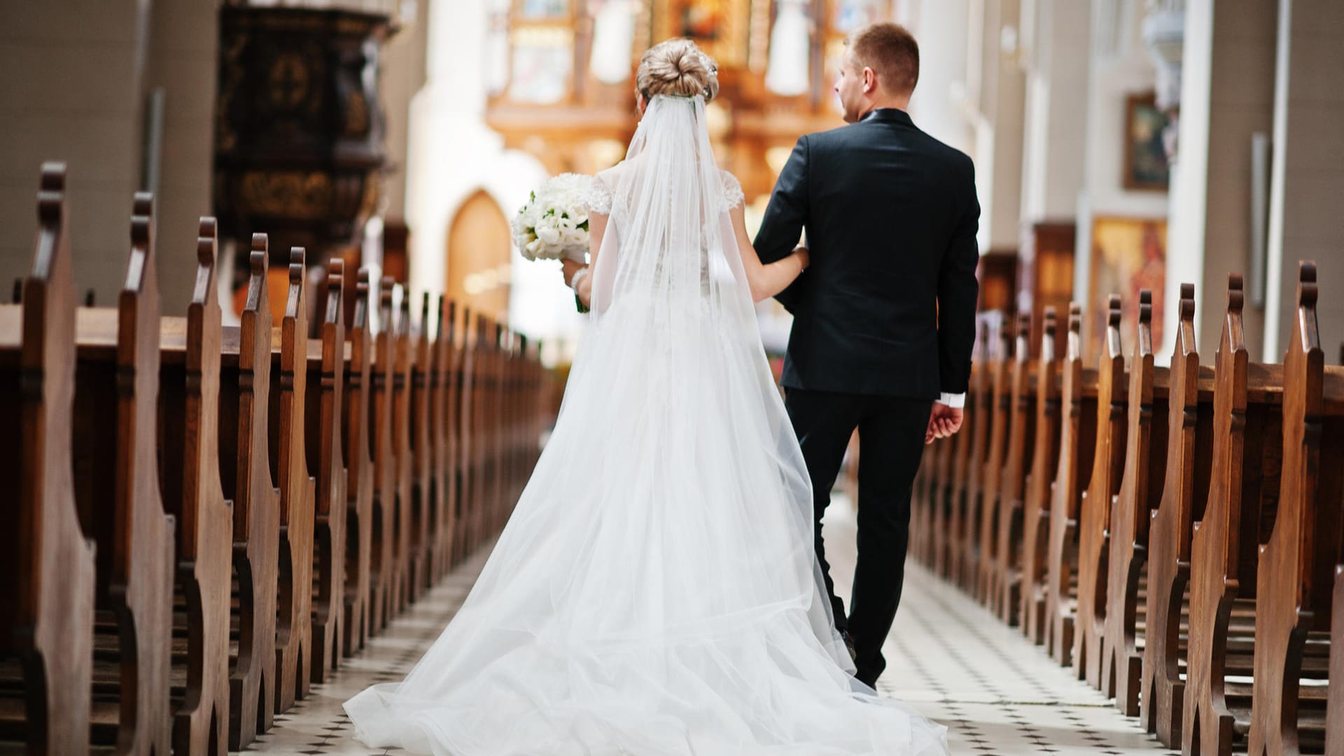 Weg zum Traualtar: Viele Paare lassen sich lieber an ungewöhnlichen Orten als in der Kirche trauen.