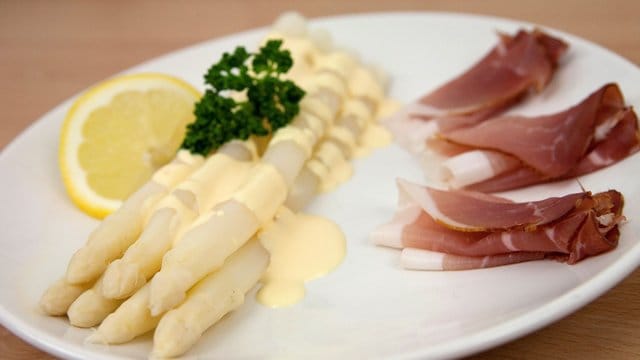 Zum Spargel gehört für viele Menschen eine Sauce Hollandaise einfach dazu - und mit einigen Tricks können Hobbyköche auch eine geronnene Soße noch retten.