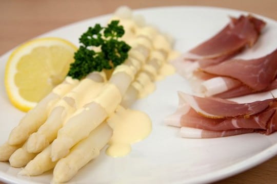 Zum Spargel gehört für viele Menschen eine Sauce Hollandaise einfach dazu - und mit einigen Tricks können Hobbyköche auch eine geronnene Soße noch retten.