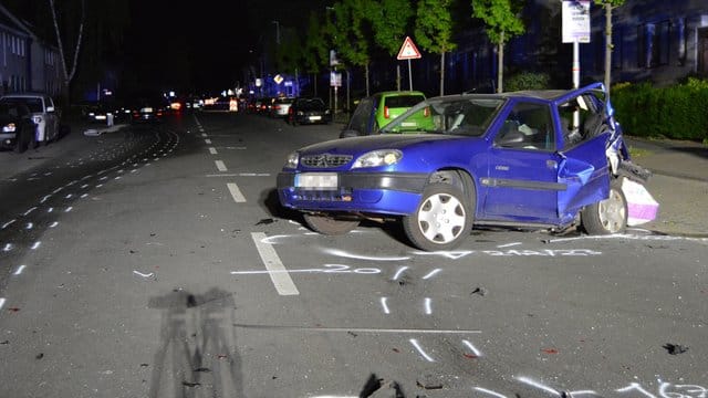 Nach einem mutmaßlichen Autorennen ist eine unbeteiligte Autofahrerin gestorben.