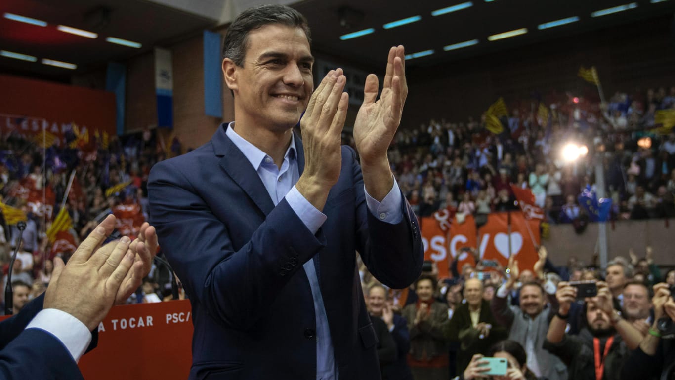 Pedro Sanchez: Seit 2018 ist er Ministerpräsident von Spanien. Im Februar kündigte der 47-Jährige Neuwahlen an. Der Grund: Die katalanischen Separatisten haben ihm die Unterstützung entzogen.