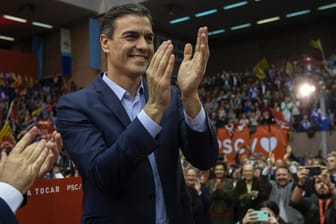 Pedro Sanchez: Seit 2018 ist er Ministerpräsident von Spanien. Im Februar kündigte der 47-Jährige Neuwahlen an. Der Grund: Die katalanischen Separatisten haben ihm die Unterstützung entzogen.