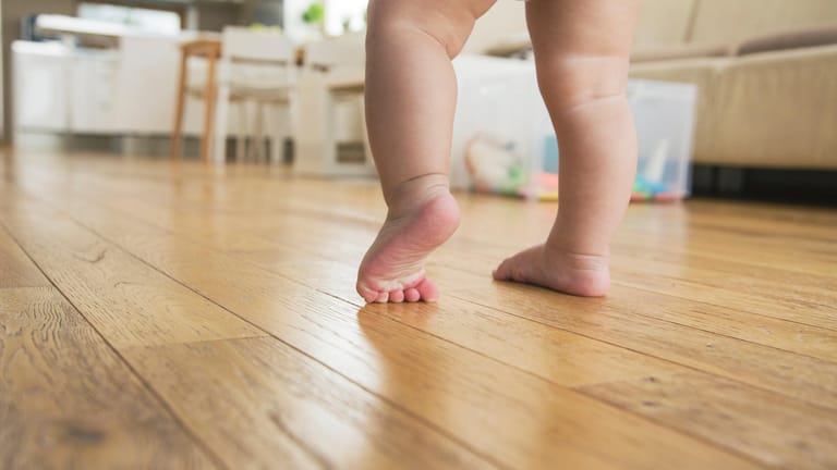 Baby auf Holzboden: Einige der getesteten Produkte enthalten krebsverdächtige Stoffe.
