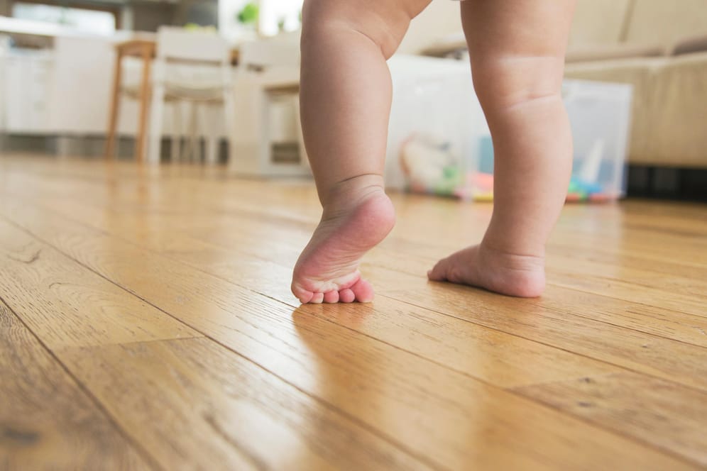 Baby auf Holzboden: Einige der getesteten Produkte enthalten krebsverdächtige Stoffe.