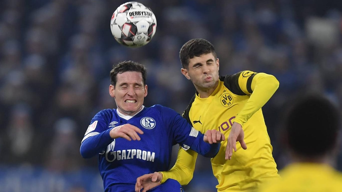 Dortmunds Christian Pulisic gewinnt das Kopfballduell gegen Schalkes Sebastian Rudy.
