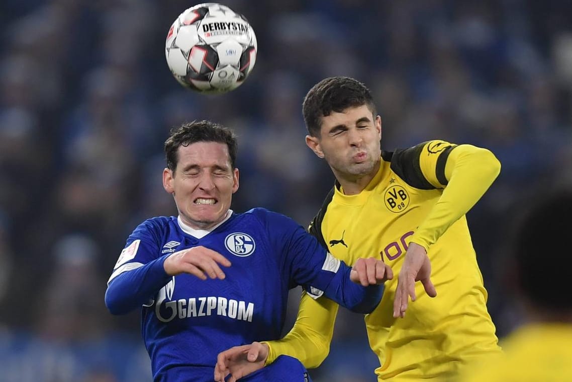 Dortmunds Christian Pulisic gewinnt das Kopfballduell gegen Schalkes Sebastian Rudy.