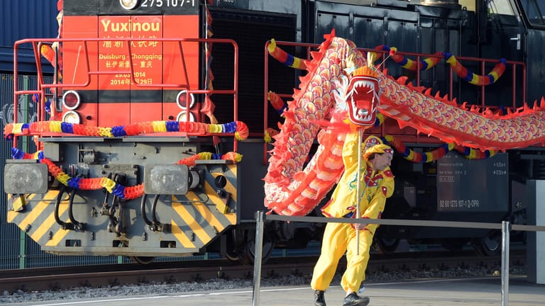 Drachen zur Begrüßung: Ein Zug aus China fährt im Duisburger Hafen ein – während eines Besuches von Chinas Präsident Xi im Jahr 2014.