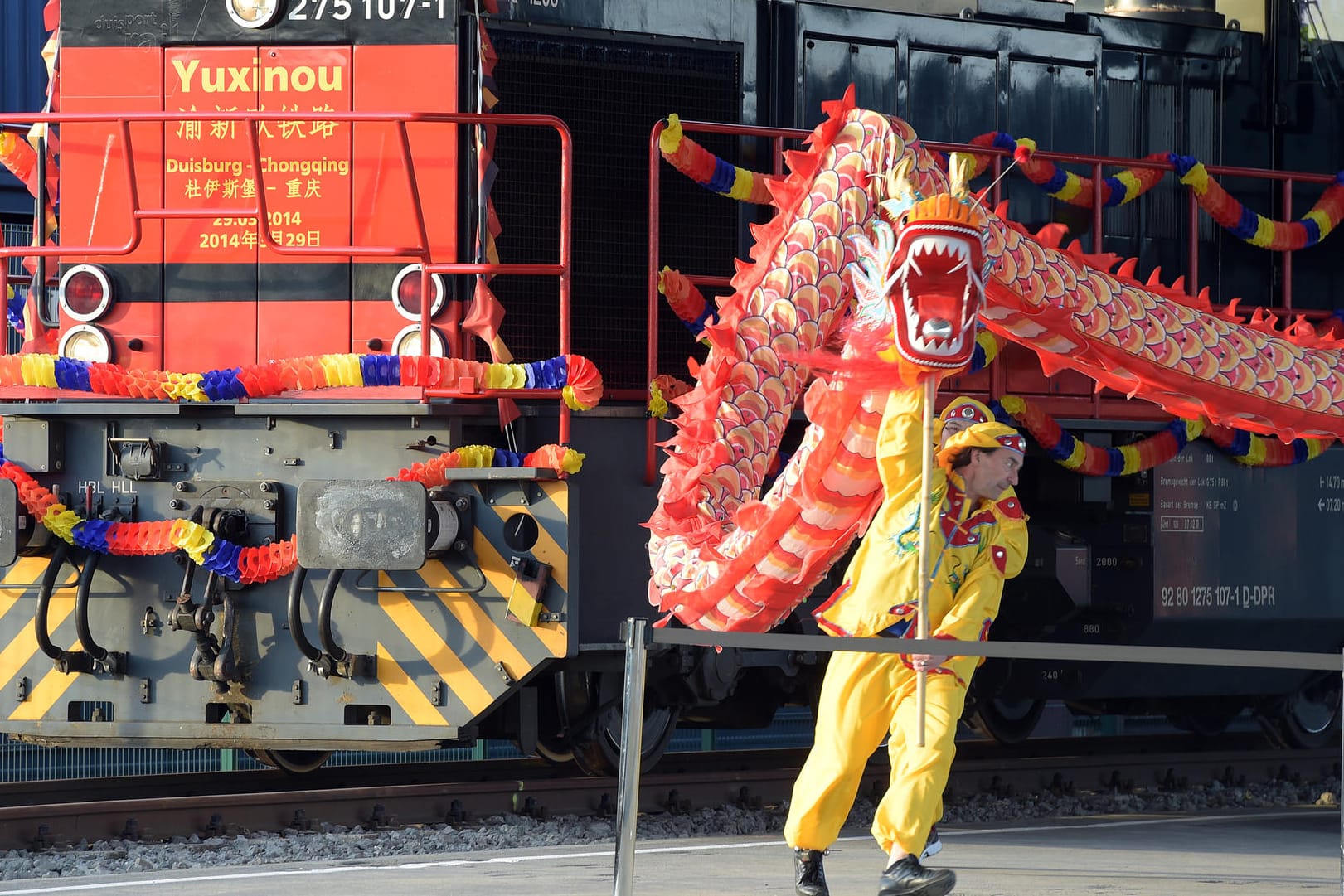 Drachen zur Begrüßung: Ein Zug aus China fährt im Duisburger Hafen ein – während eines Besuches von Chinas Präsident Xi im Jahr 2014.