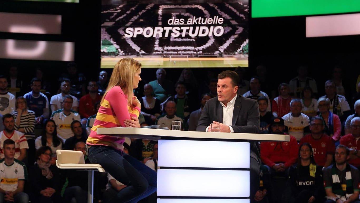 Das "Sportstudio" läuft zum Saisonfinale schon um 22 Uhr (Symbolbild vom 9.3.2019 mit Moderatorin Katrin Müller-Hohenstein und Gladbach-Trainer Dieter Hecking).