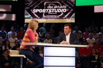 Das "Sportstudio" läuft zum Saisonfinale schon um 22 Uhr (Symbolbild vom 9.3.2019 mit Moderatorin Katrin Müller-Hohenstein und Gladbach-Trainer Dieter Hecking).