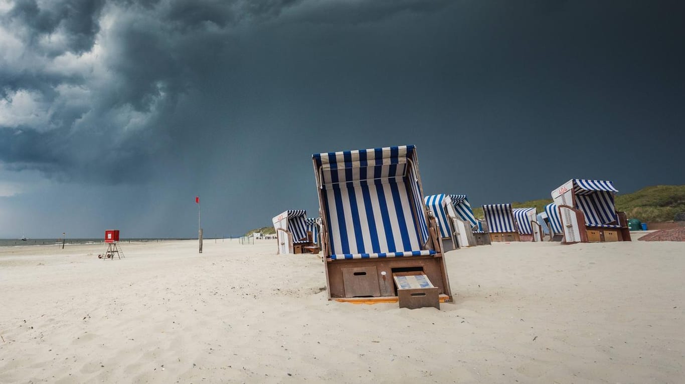 Düstere Gewitterwolken über dem Nordstrand von Norderney (Symbolbild): Die nächsten Tage wird das Wetter in Deutschland ungemütlicher.