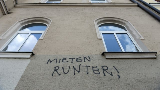 "Mieten runter!" steht an der Fassade eines Hauses in München.