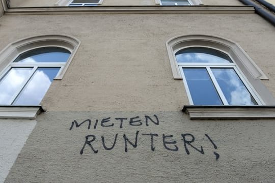 "Mieten runter!" steht an der Fassade eines Hauses in München.