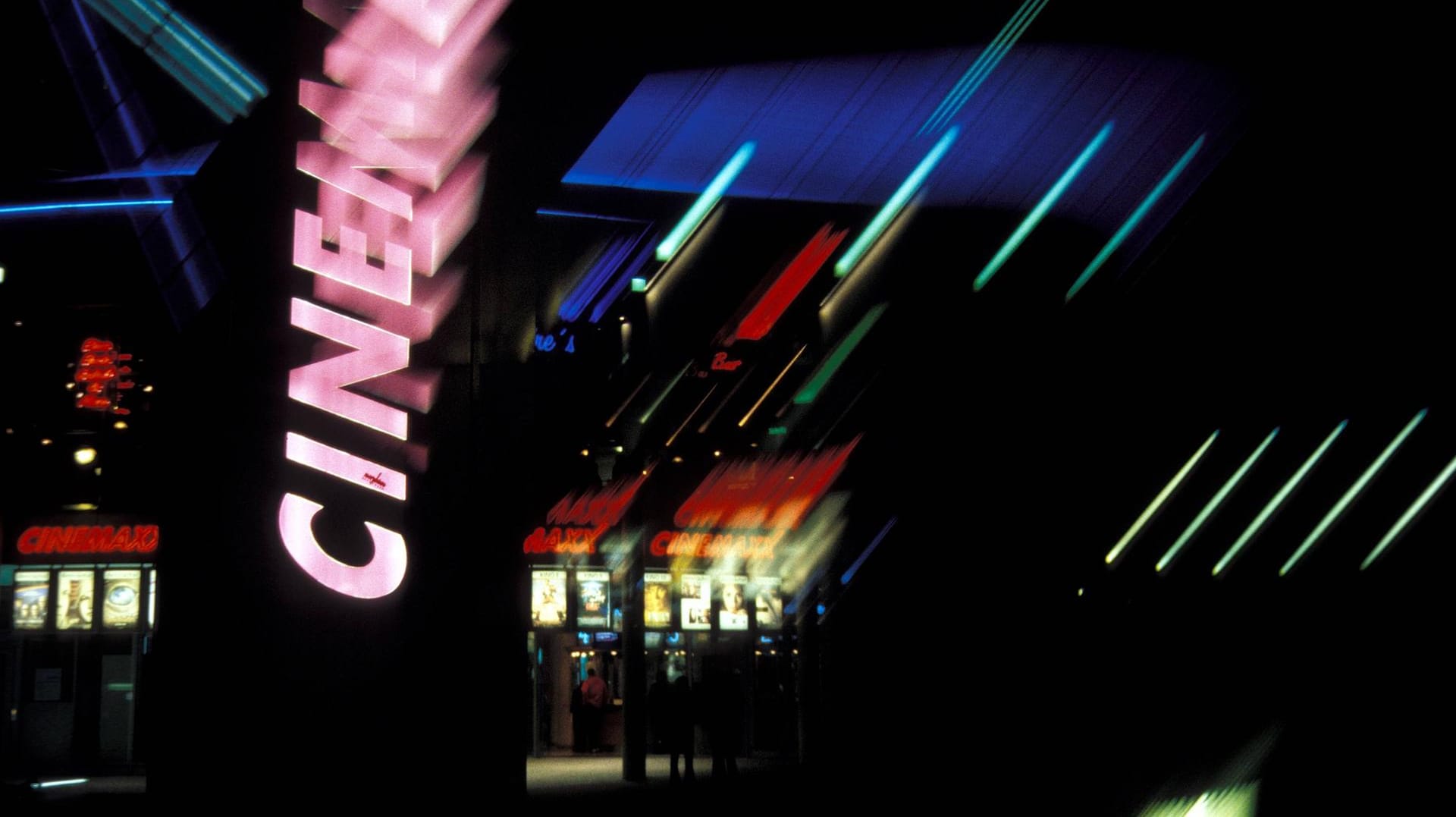 Ein Kino im Krefeld: Der Junge stürzte mehrere Meter in die Tiefe. (Archivbild)