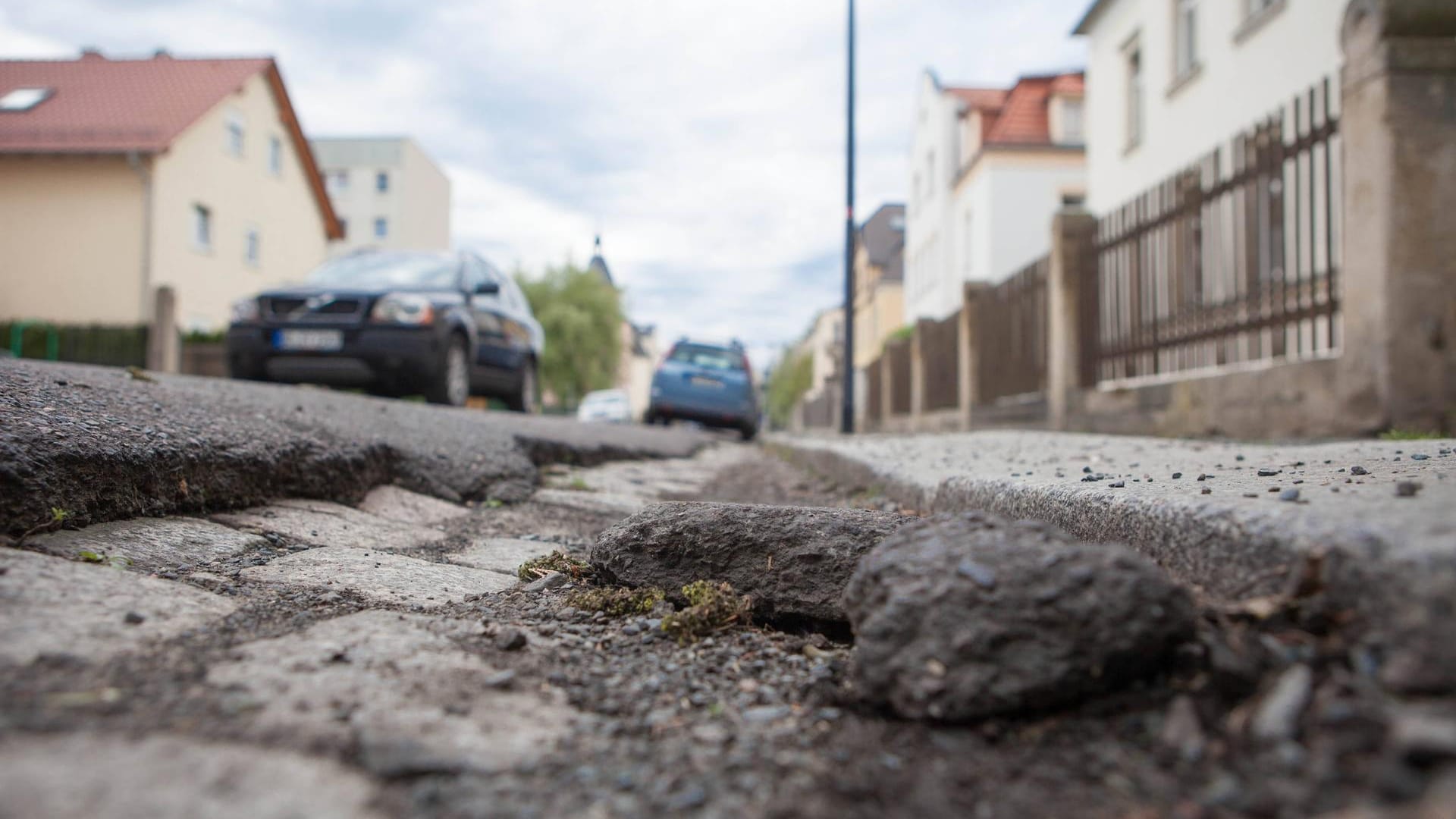 Straßenschäden: Die Beseitigung kann anwohnenden Hausbesitzern teuer zu stehen kommen.